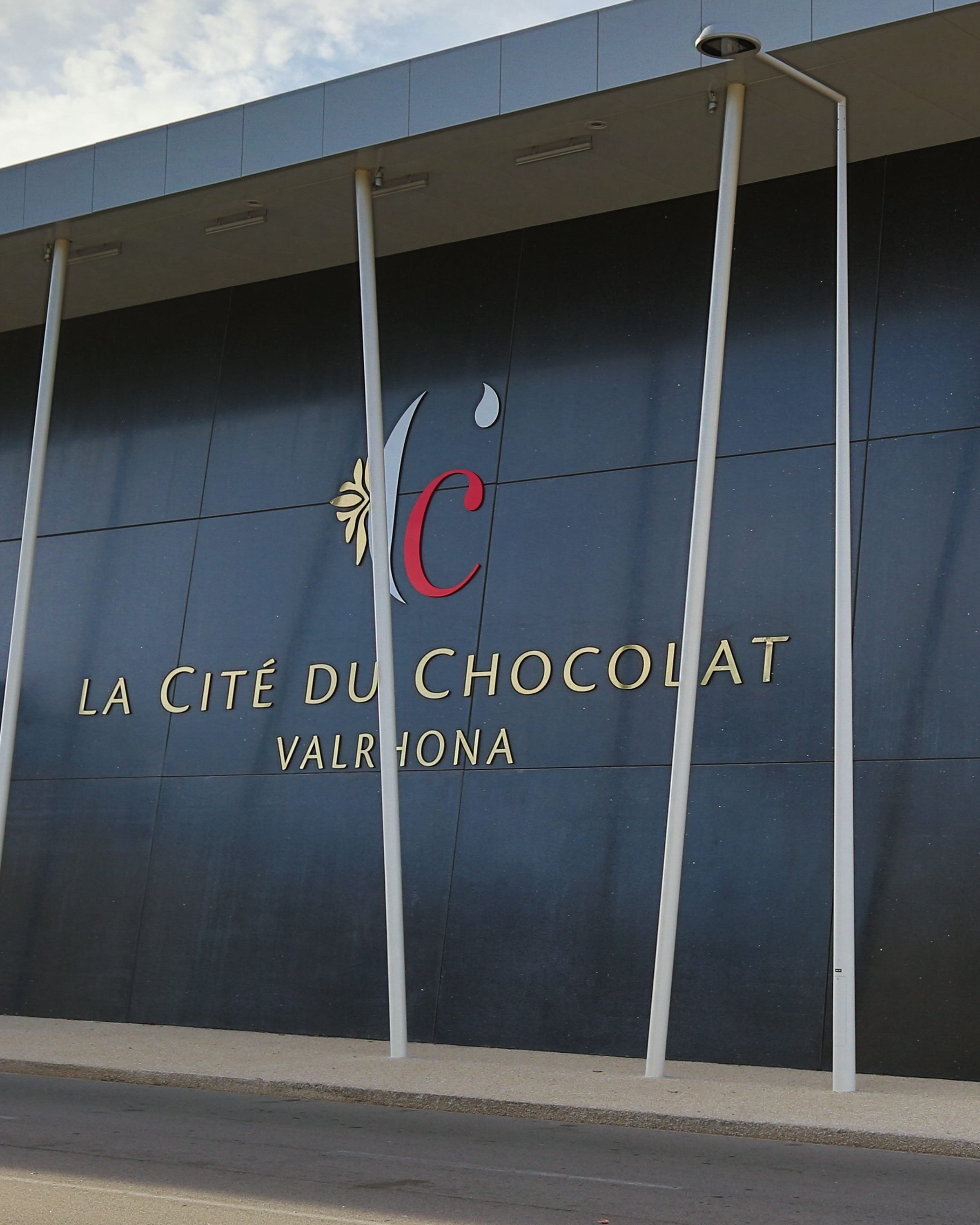 Enseigne de la Cité du Chocolat Valrhona sur la façade noire, Tain-l'Hermitage