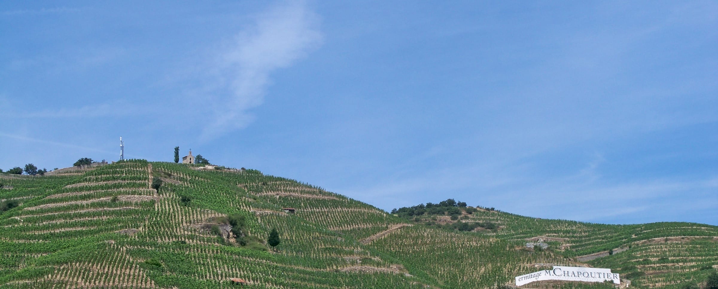 La colline de l'Hermitage à Tain-l'Hermitage, vignes en terrasses et chapelle Saint-Christophe au sommet