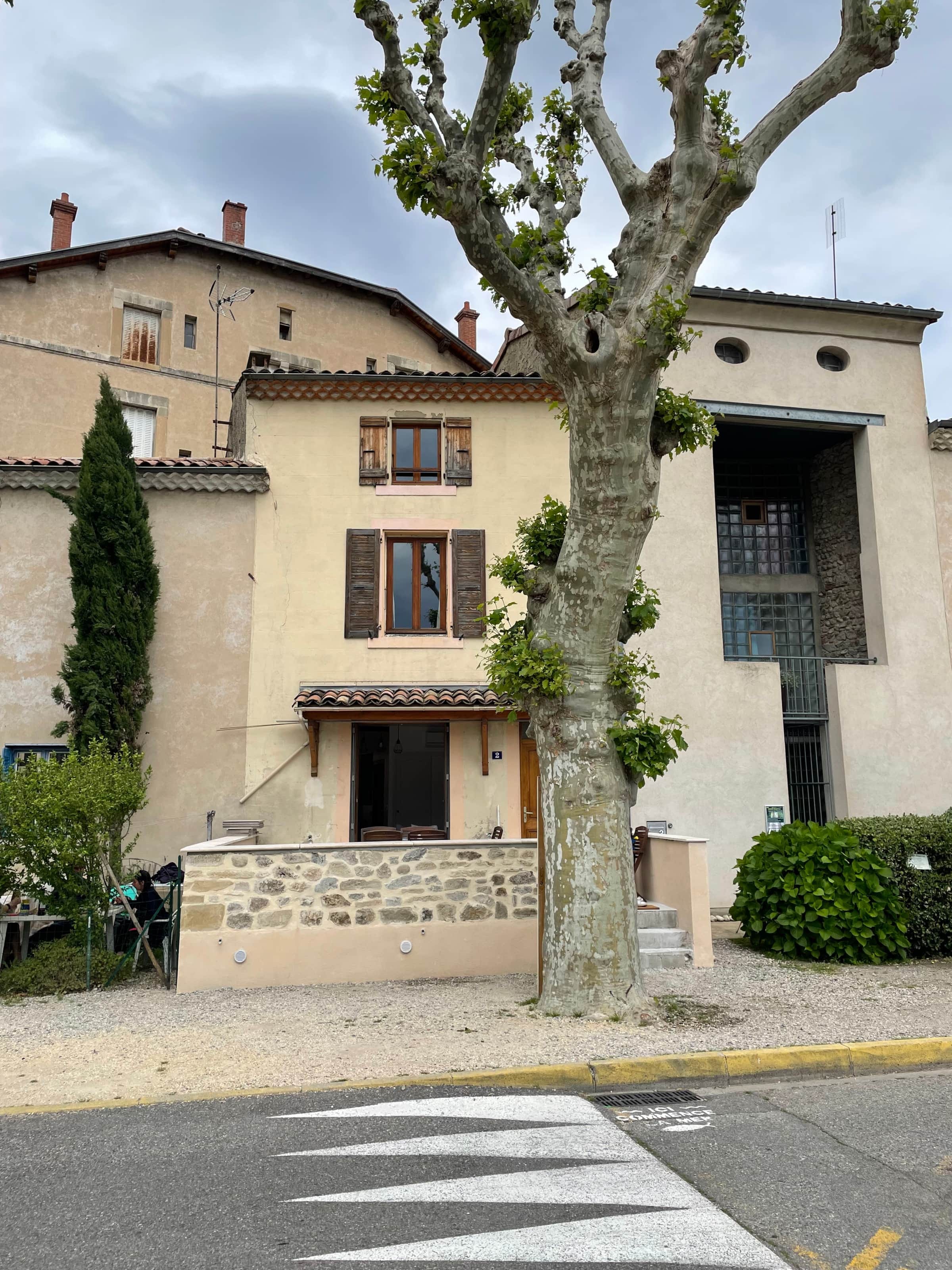 Façade de La Batellerie, maison de batelier au 2 quai de la Bâtie à Tain-l'Hermitage, volets bois et platane