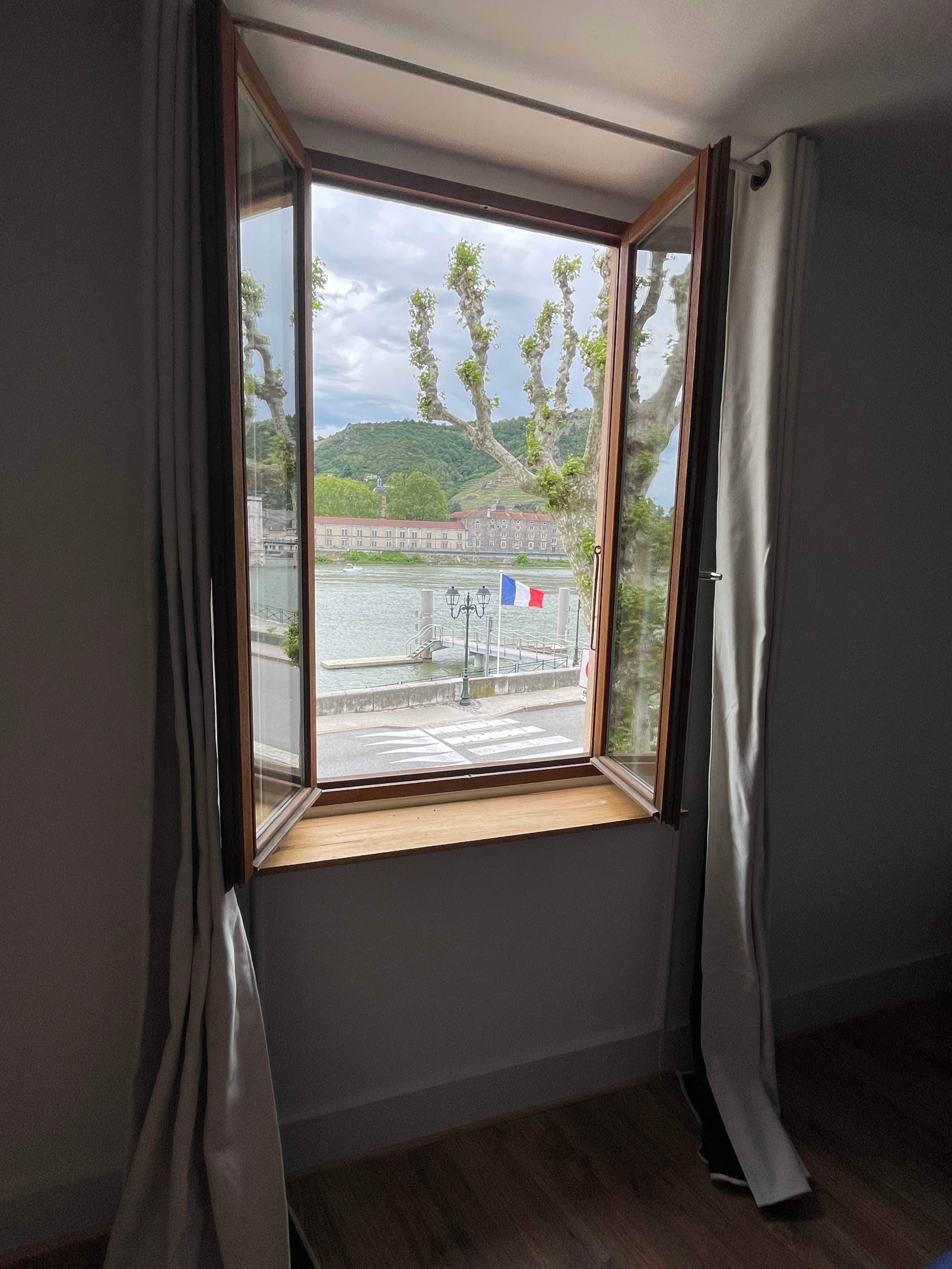 Fenêtre ouverte sur le Rhône, la halte nautique de Tain-l'Hermitage et les platanes du quai