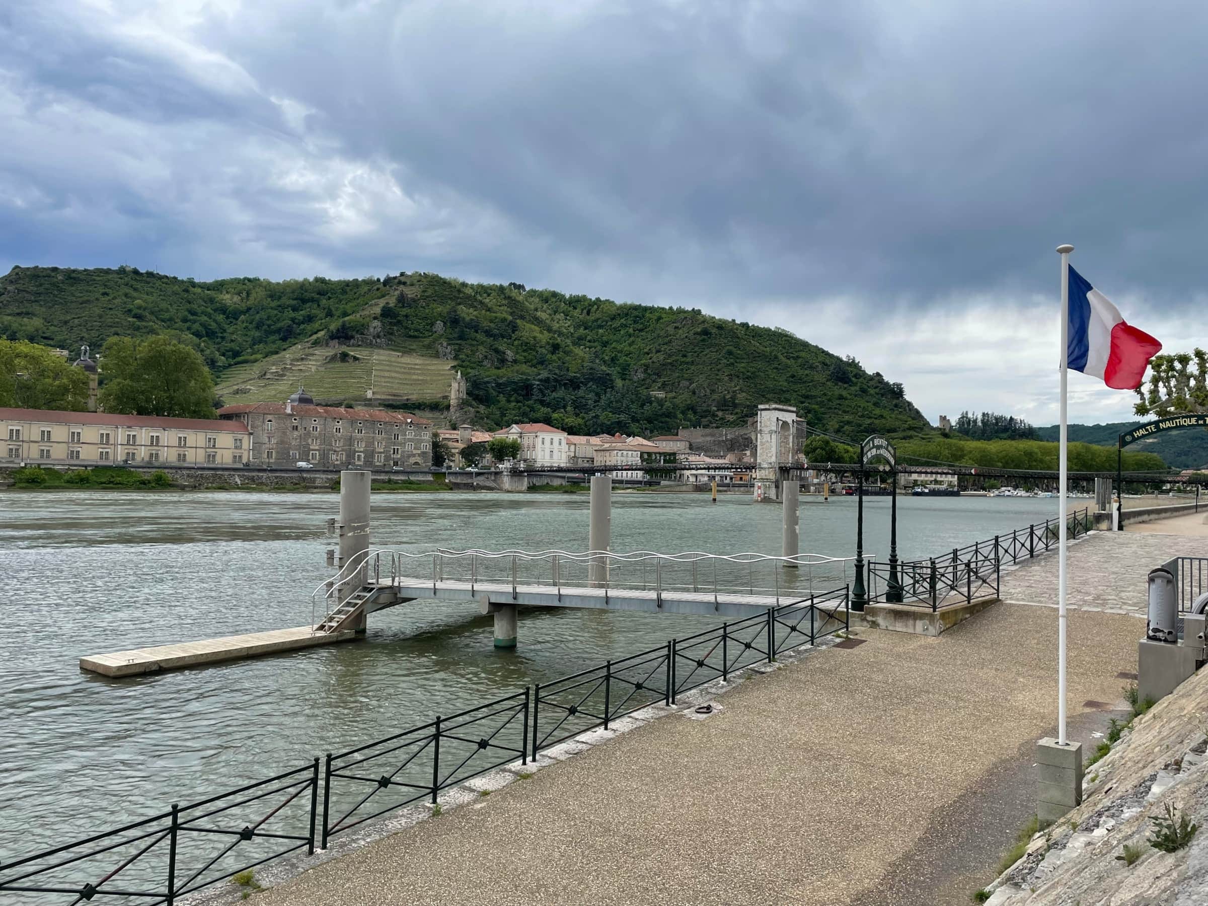 Halte nautique de Tain-l'Hermitage sur le Rhône, ponton et passerelle Marc Seguin en arrière-plan