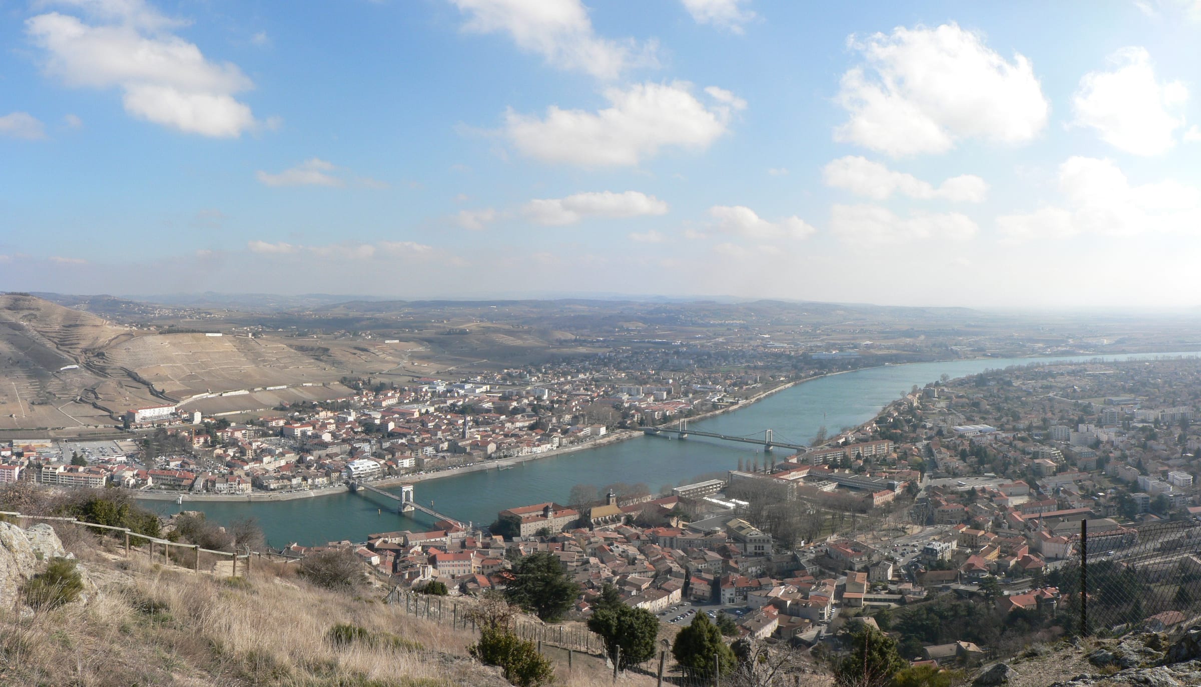 Panorama sur Tain-l'Hermitage, Tournon-sur-Rhône et le Rhône depuis les hauteurs, avec les deux ponts